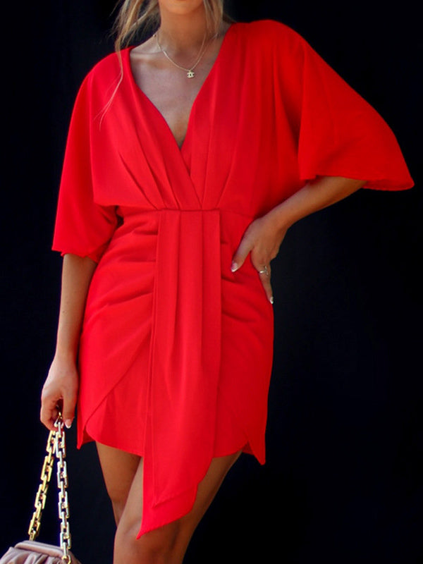 Robe courte plissée à manches chauve-souris, coupe près du corps, à empiècements, à col en V, couleur unie