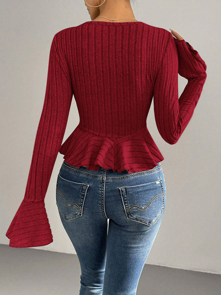 T-shirt boutonné volanté à manches évasées, à manches longues, à empiècements, à décolleté en V profond, couleur unie