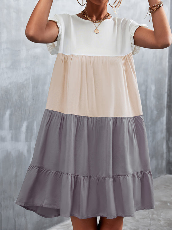 Robe courte ample plissée à manches volantées, à falbalas, à empiècements, à col rond, couleur contrastée