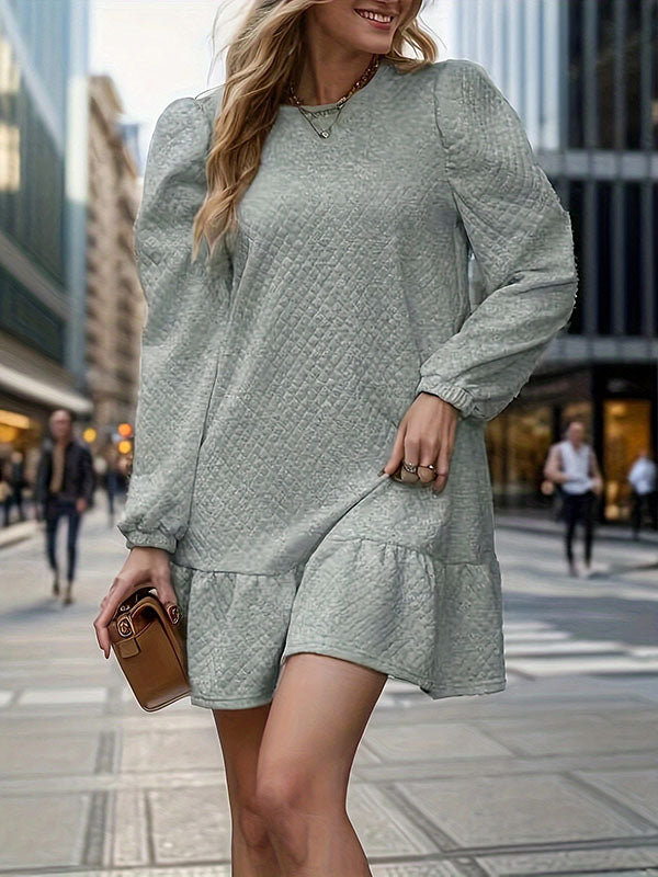Robe courte plissée coupe trapèze, à manches longues, en jacquard, à empiècements, à col rond, couleur unie