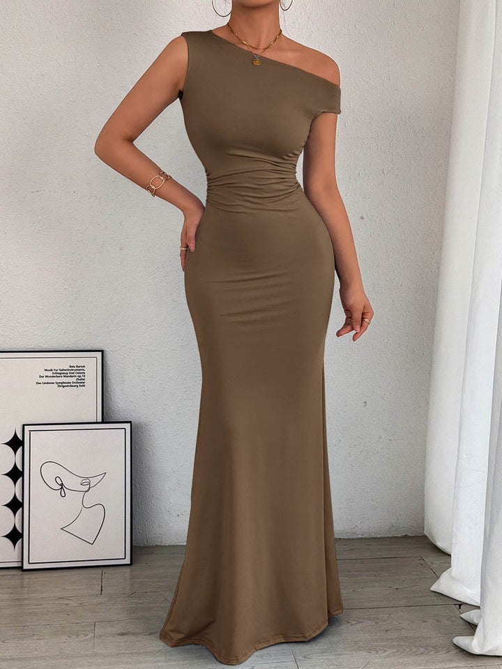 Robe longue moulante asymétrique plissée fendue sur le côté taille haute, asymétrique à une épaule, couleur unie