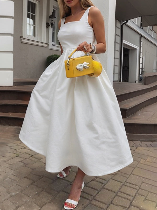 Robe mi-longue plissée coupe trapèze, taille haute, à poches, à fines bretelles, couleur unie