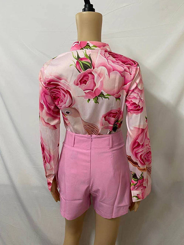 Ensemble deux pièces boutonné à manches longues, à imprimé floral, à décolleté en V profond, avec ceinture – chemise + haut + short