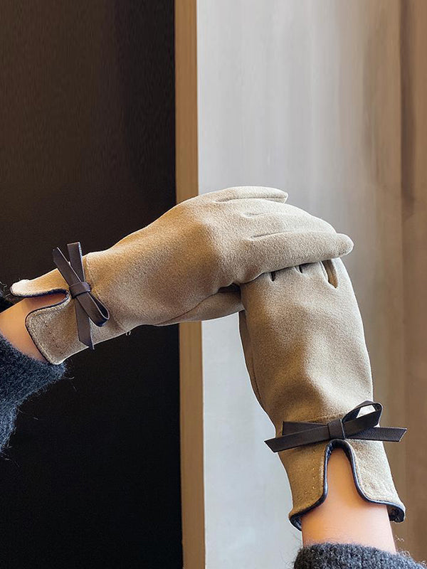 Gants à empiècements ornés d'un nœud