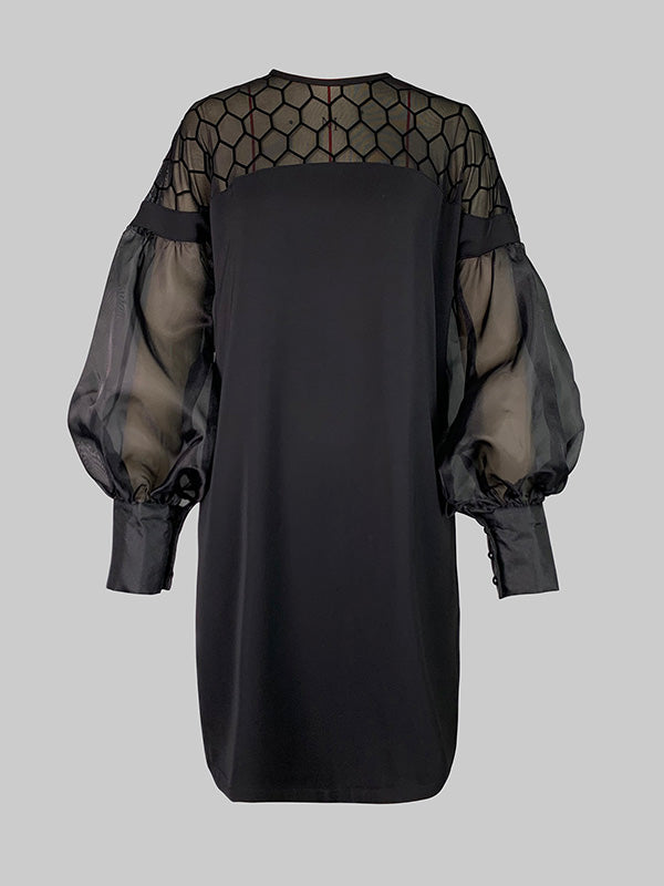 Robe courte ample ajourée à manches longues, à empiècements, à col rond, couleur unie