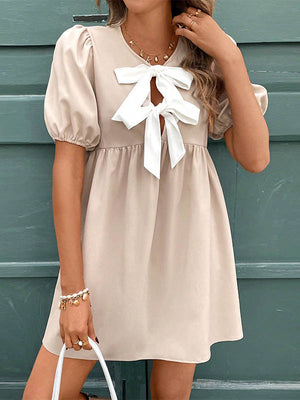 Robe courte ample plissée coupe trapèze, à nœud, à taille élastique, à col rond