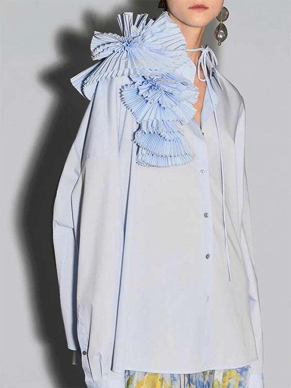 Chemisier ample asymétrique boutonné plissé à manches longues, à empiècements, à fleurs en 3D, à col revers, couleur unie