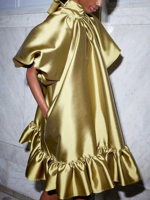 Robe courte ample à manches bouffantes, à falbalas, à col haut, couleur unie