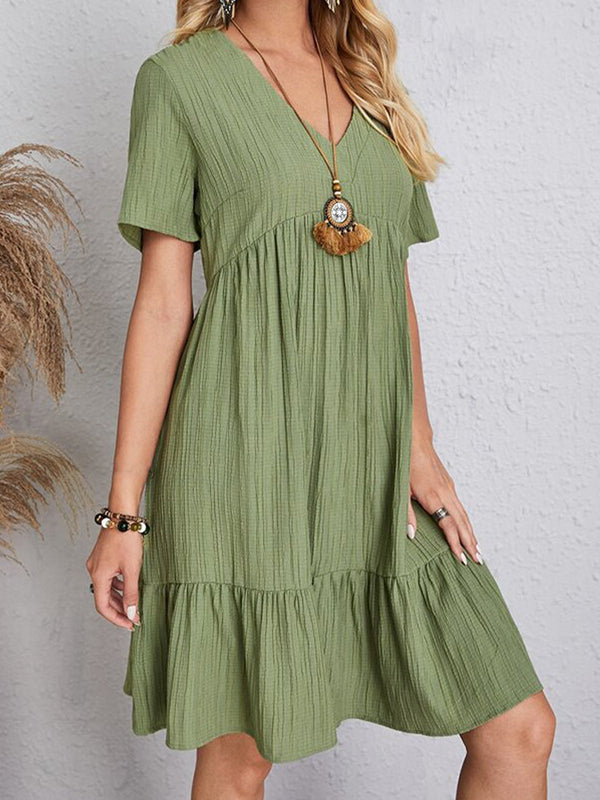 Robe courte ample plissée coupe trapèze, à empiècements, à col en V, couleur unie