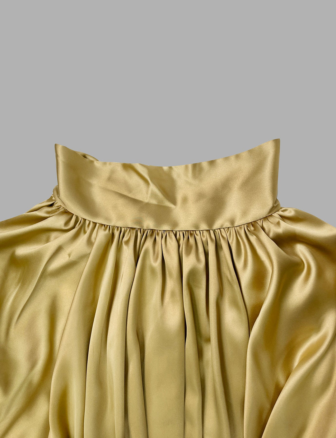 Robe courte ample à manches bouffantes, à falbalas, à col haut, couleur unie