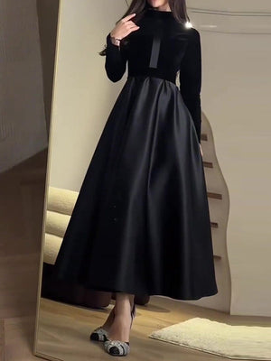 Robe longue plissée coupe trapèze, à manches longues, à empiècements, à fermeture éclair, à col cheminée