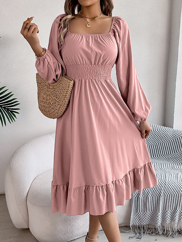 Robe mi-longue plissée volantée coupe trapèze, à taille élastique, à col carré, couleur unie
