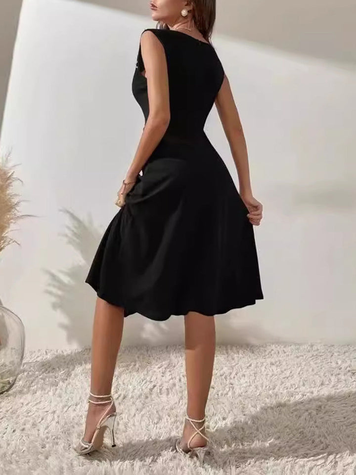 Robe courte plissée coupe trapèze, taille haute, à perles, à empiècements, à col rond, couleur unie