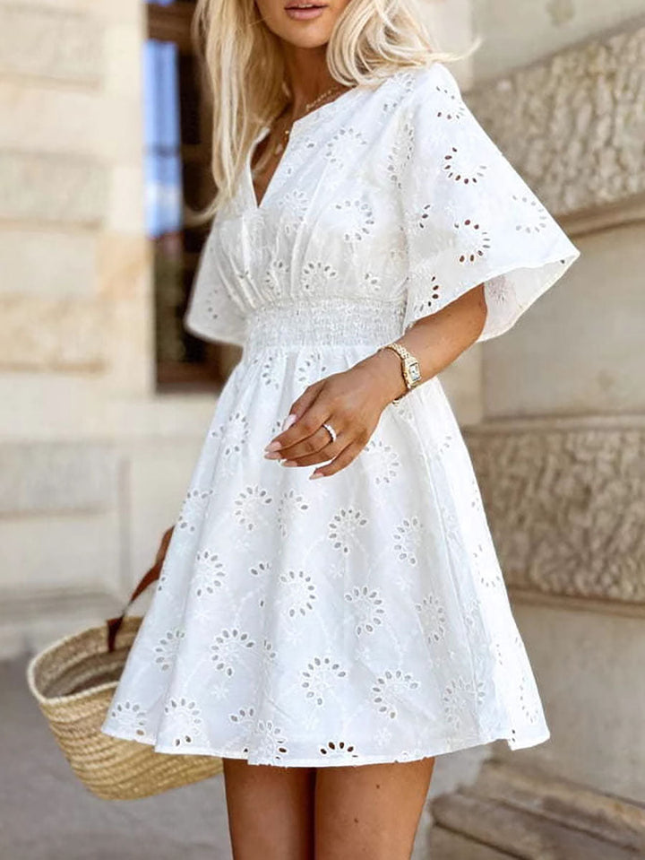 Robe courte ajourée coupe trapèze, taille haute, à taille élastique, à col en V, couleur unie