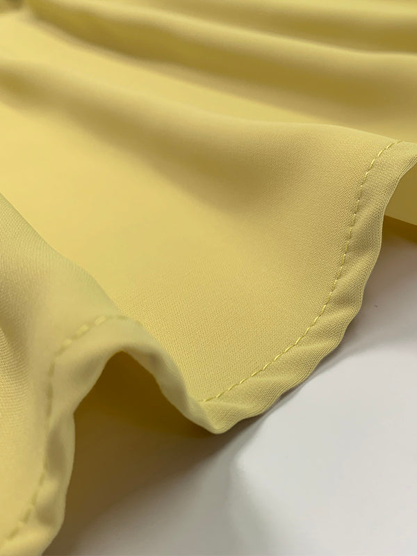Robe longue boutonnée plissée coupe trapèze, à manches longues, à poches, à taille nouée, à col en V, couleur unie
