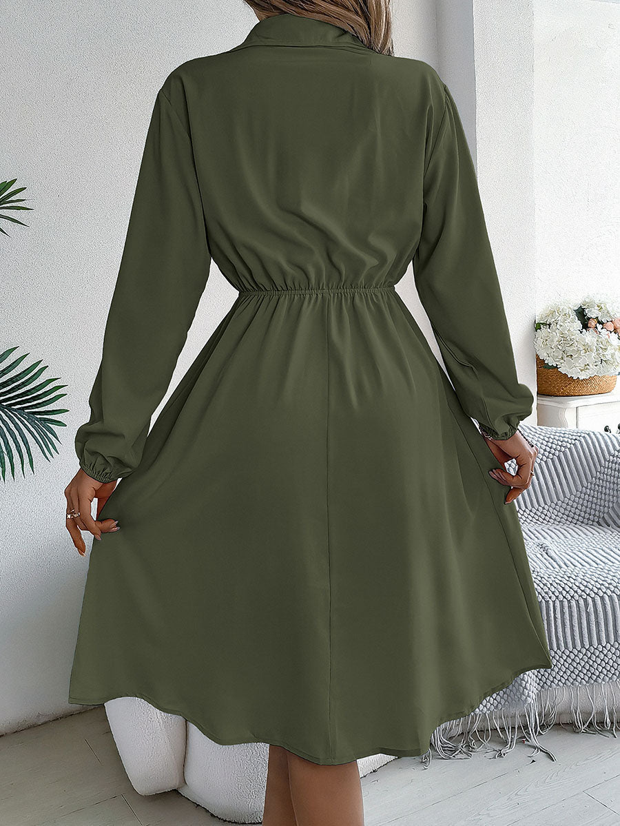 Robe chemise boutonnée plissée nouée coupe trapèze, à manches longues, à col revers, couleur unie