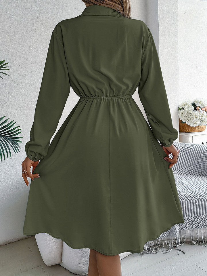 Robe chemise boutonnée plissée nouée coupe trapèze, à manches longues, à col revers, couleur unie