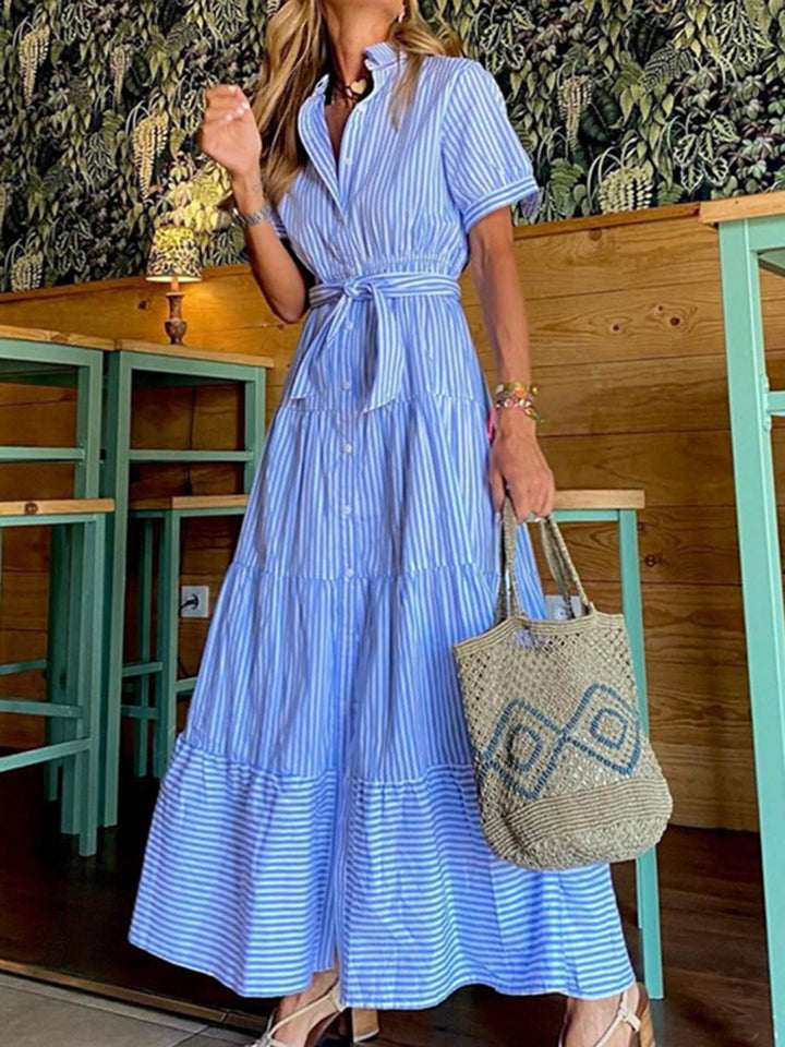 Robe chemise boutonnée plissée rayée taille haute, à manches courtes, à taille nouée, à col revers