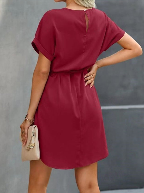Robe courte ample à manches courtes, à taille nouée, à col rond, couleur unie