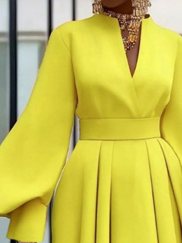 Robe courte plissée coupe trapèze, à manches longues, à col en V, couleur unie