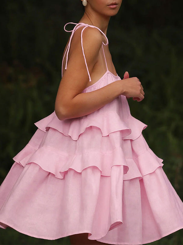 Robe courte superposée plissée coupe trapèze, taille haute, dos nu, à fines bretelles, couleur unie