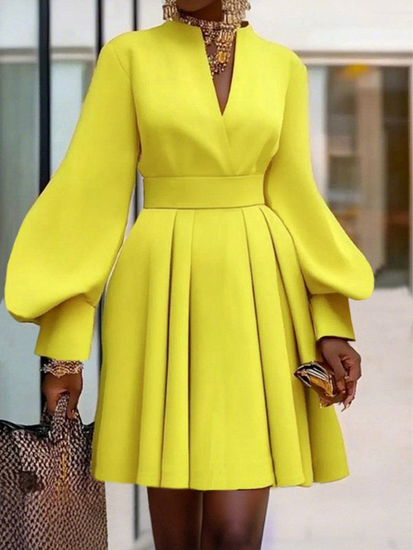 Robe courte plissée coupe trapèze, à manches longues, à col en V, couleur unie