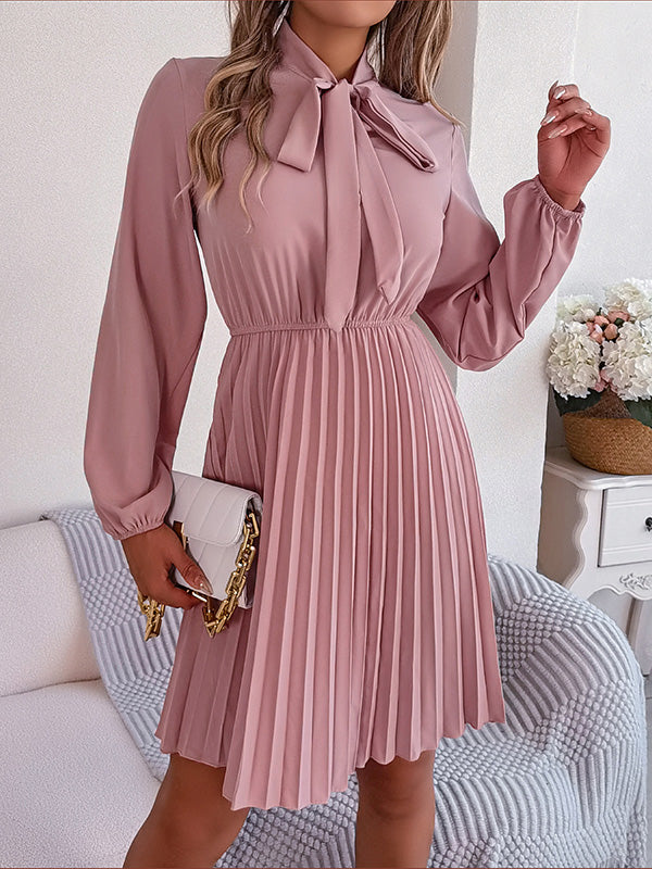 Robe courte ample plissée nouée à manches longues, à col cheminée, couleur unie
