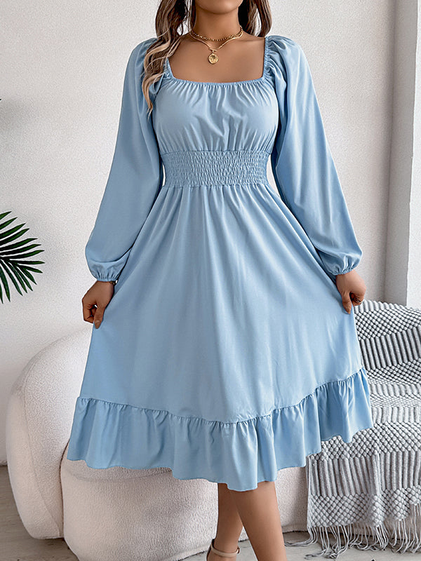 Robe mi-longue plissée volantée coupe trapèze, à taille élastique, à col carré, couleur unie