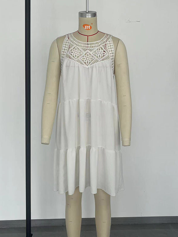 Robe courte ample ajourée plissée coupe trapèze, à empiècements, à col rond, couleur unie