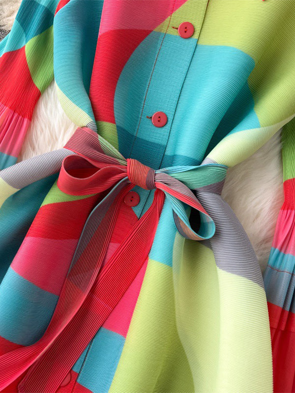 Robe mi-longue ample plissée à manches évasées, avec ceinture, couleur contrastée