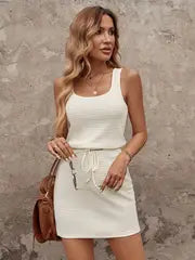 Evelyn - Robe en tricot sans manches élégante avec cordon de serrage et détail volanté
