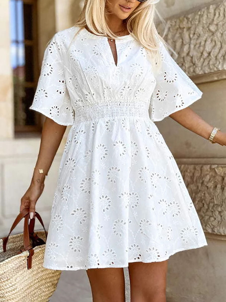 Robe courte ajourée coupe trapèze, taille haute, à taille élastique, à col en V, couleur unie