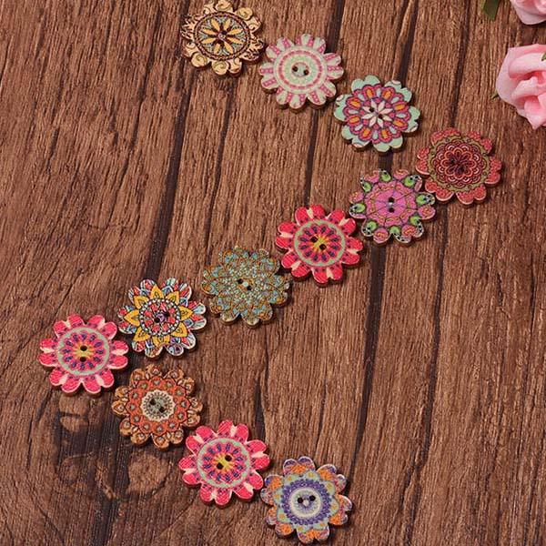Environ 100 boutons multicolores à motif floral.