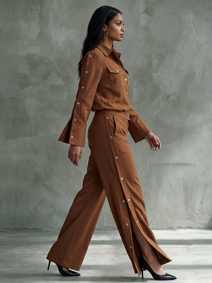 Ensemble deux pièces : chemisier boutonné à manches longues, à col revers, à poches, couleur unie + pantalon boutonné taille haute, à poches, à jambes larges