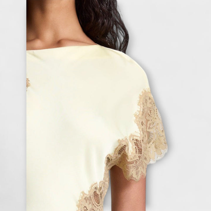 Margaret - Robe maxi avec des accents en satin et en dentelle