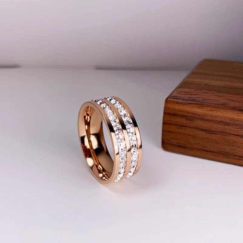 Bague élégante avec double insertion de zirconium