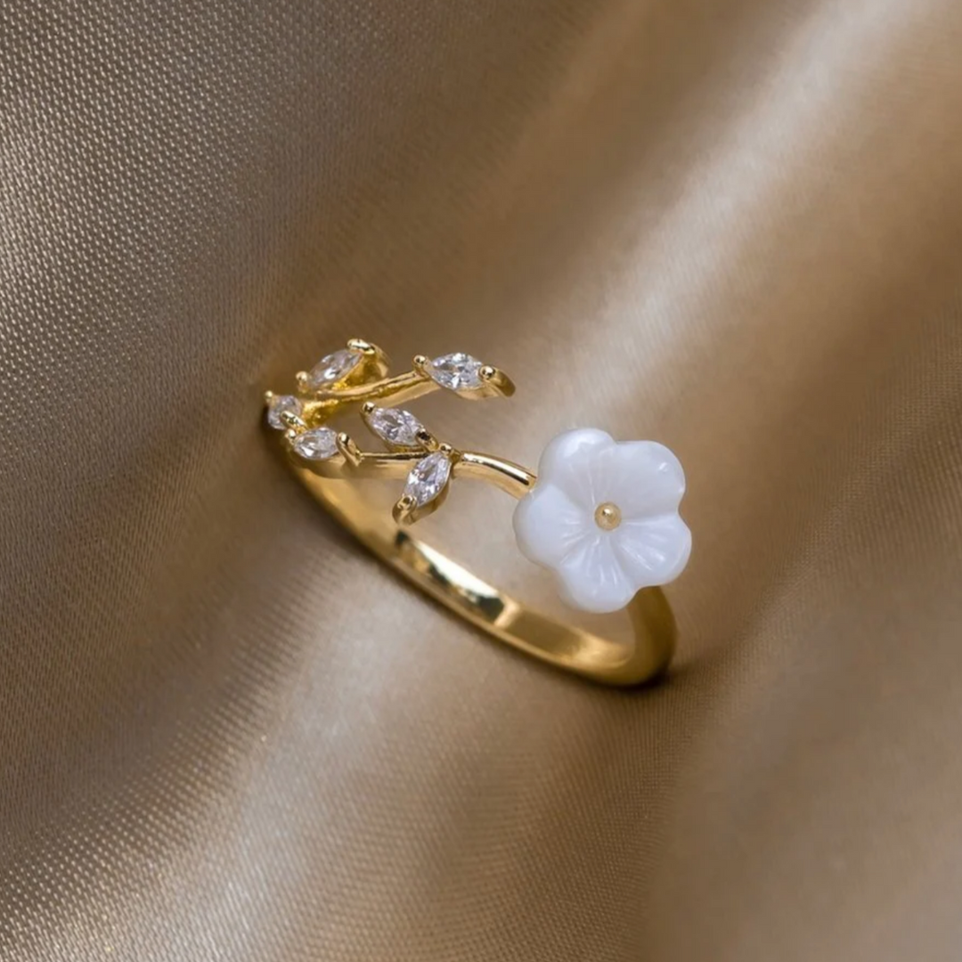 Bague en or avec fleurs blanches et zirconias