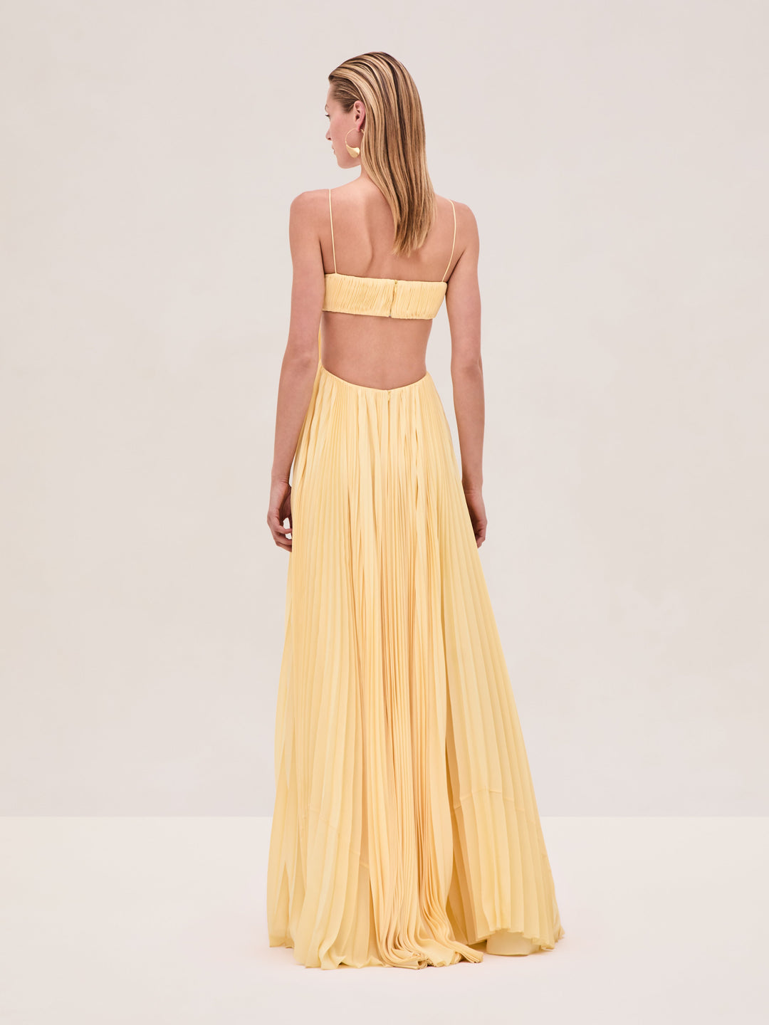 Varranza - Robe maxi plissée en A avec découpe à la taille et bretelles spaghetti