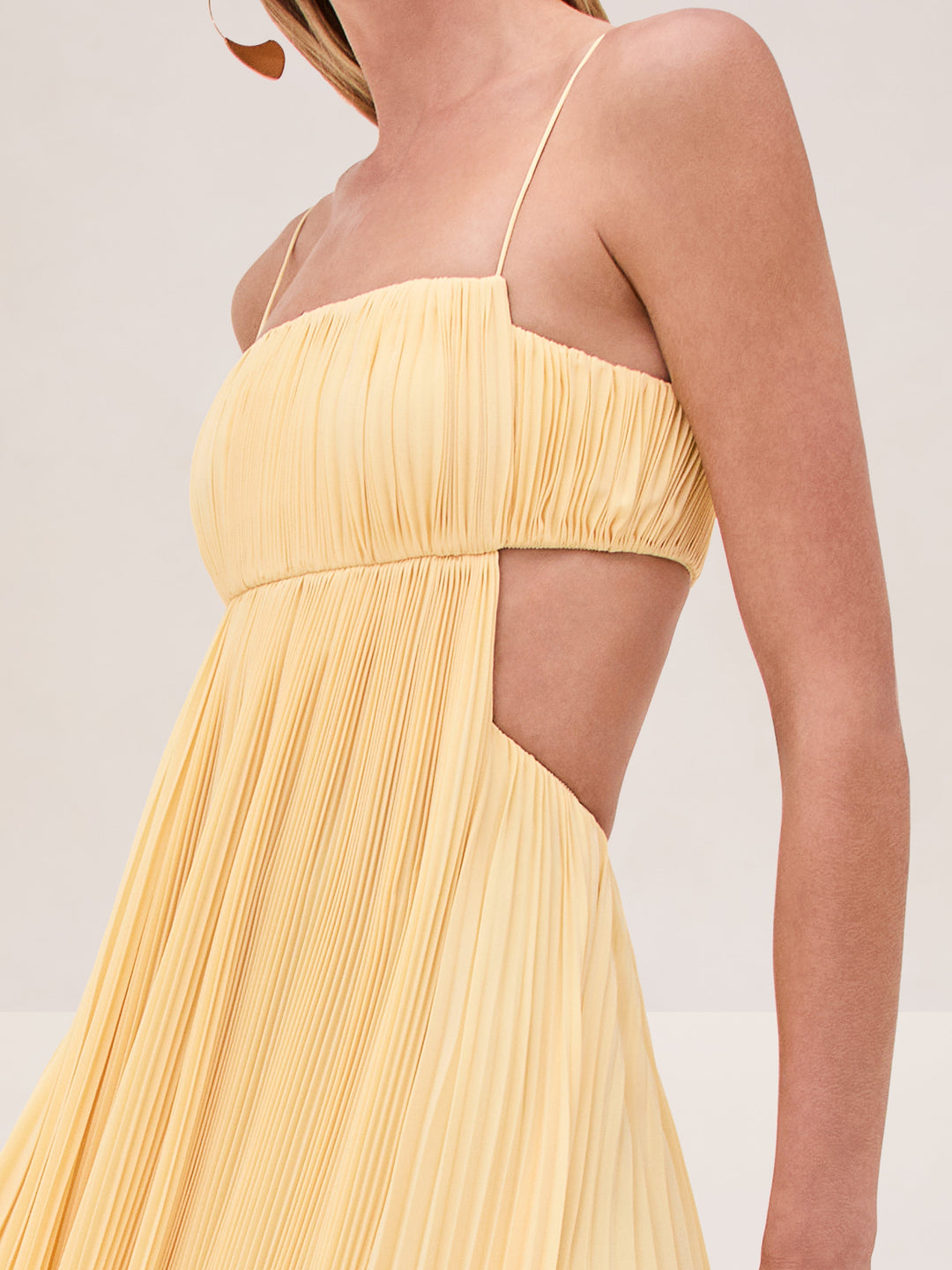 Varranza - Robe maxi plissée en A avec découpe à la taille et bretelles spaghetti