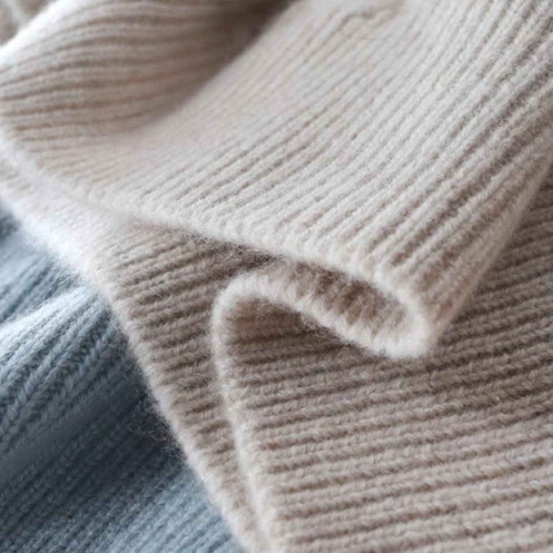 Pull à col roulé pour femmes avec motif en torsades