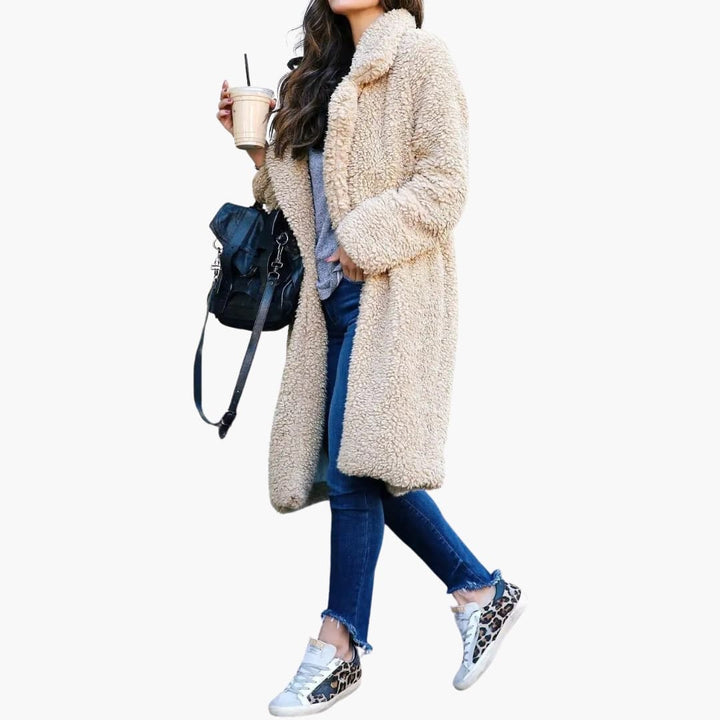 Manteau en peluche pour femmes long avec grand col et surface texturée