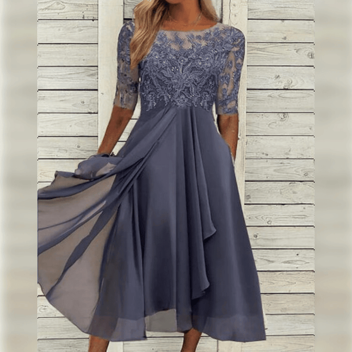 Robe de soirée élégante avec détails en dentelle et manches 3/4 pour des occasions spéciales