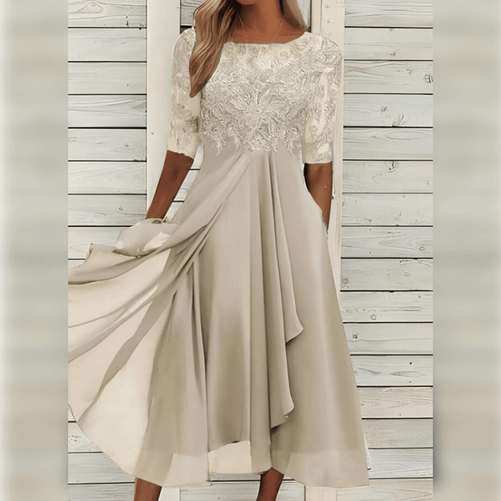 Robe de soirée élégante avec détails en dentelle et manches 3/4 pour des occasions spéciales