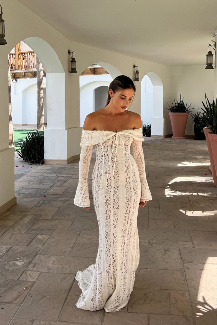 Yara | Robe maxi en dentelle sans épaules