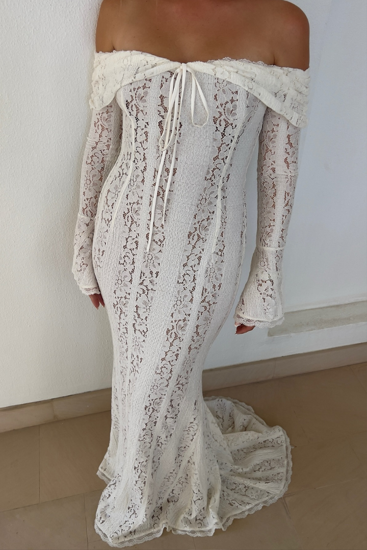 Yara | Robe maxi en dentelle sans épaules