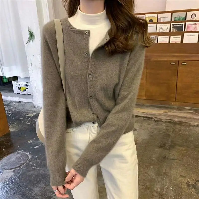 Cardigan rose doux avec col rond et boutons – pour femmes