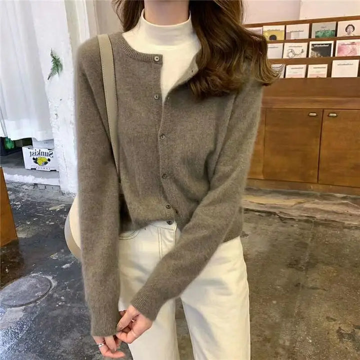 Cardigan rose doux avec col rond et boutons – pour femmes