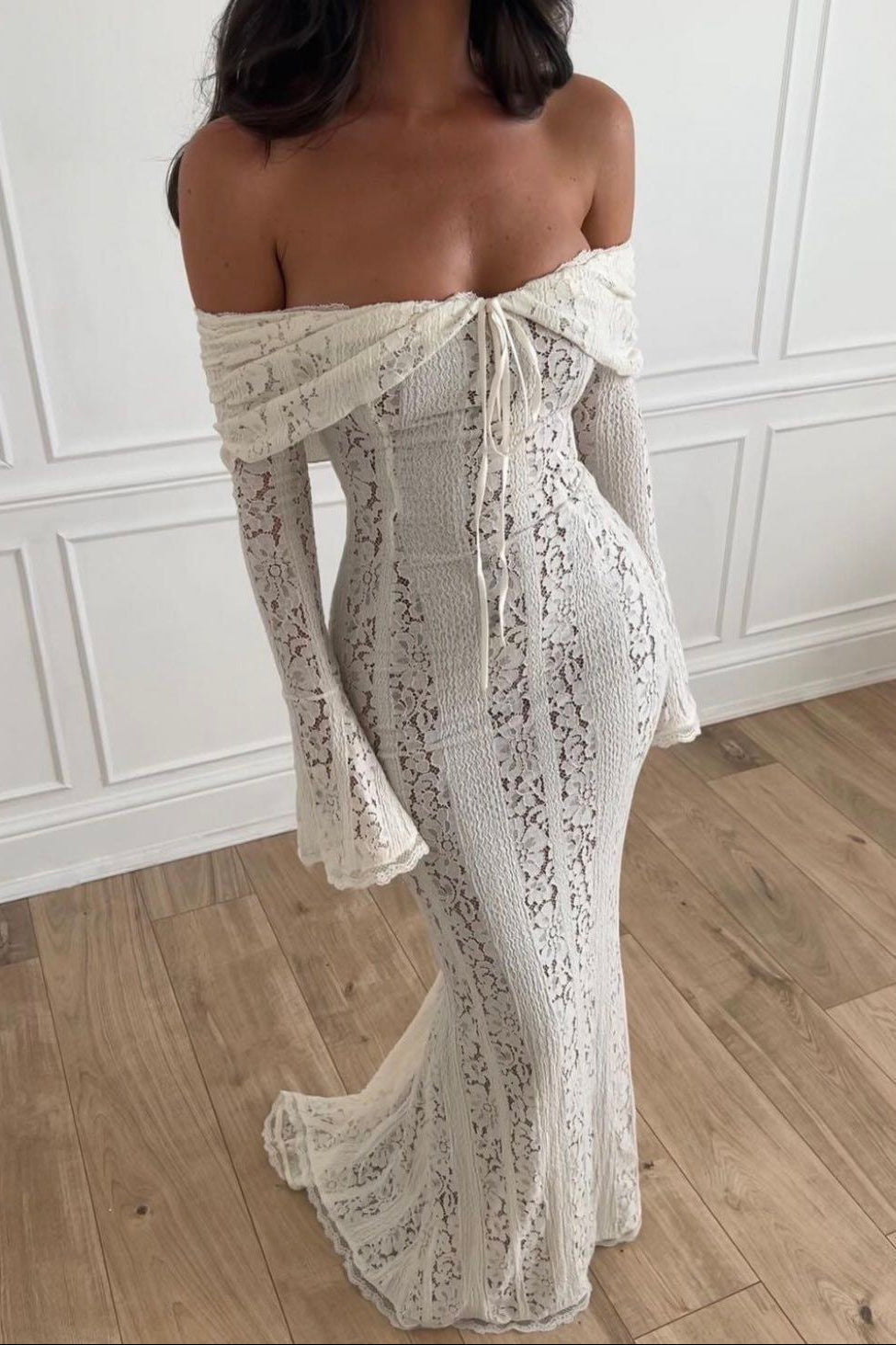 Yara | Robe maxi en dentelle sans épaules