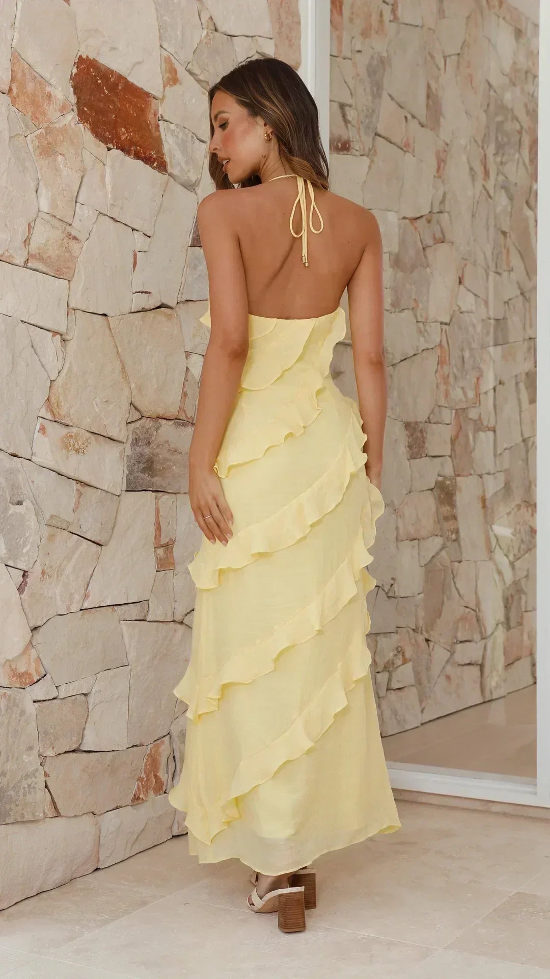 Patricia - Robe maxi avec encolure halter et volants en cascade avec dos nu