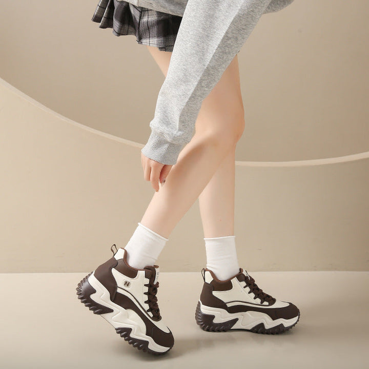 Baskets montantes sportives pour femmes avec profil robuste et design dynamique